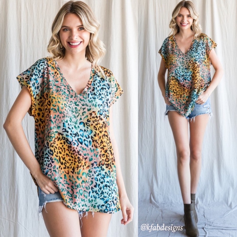 B116💚💜Amazing multi-color animal print top w/short sleeves+v-neck💚💜 Obsessed
